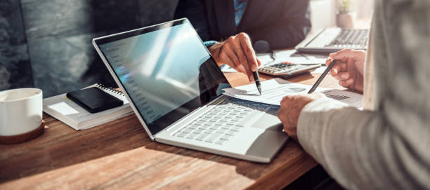 Échange individuel entre un formateur et un participant autour d'une analyse de portefeuille