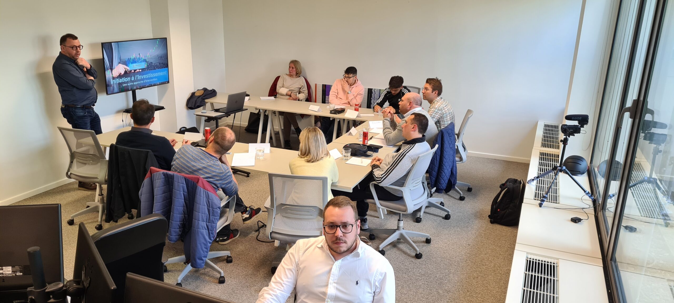 Séance de formation en groupe La Méthode Puzzle, le formateur présente une introduction à l’investissement